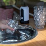 Кана с чаши за къмпинг Koziol 1,6л х 4 чаши - Image 3